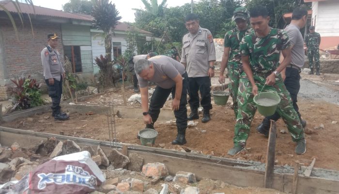 Tak Sekadar Bangun Rumah RTLH, Satgas TMMD Bersama Polres Simalungun dan Warga Bangun Asa Keluarga Bapak Abdul Saragih