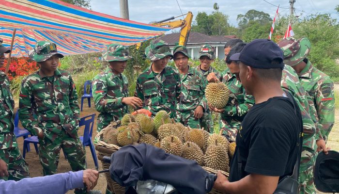 Borong Durian Warga, Satgas TMMD Ke-127 Kodim 0207/Simalungun Bantu Dongkrak Ekonomi Petani