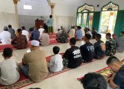 Bersama Warga, Anggota Satgas TMMD ke 127 Kodim 0207/Simalungun, Laksanakan Sholat Jum’at Bersama