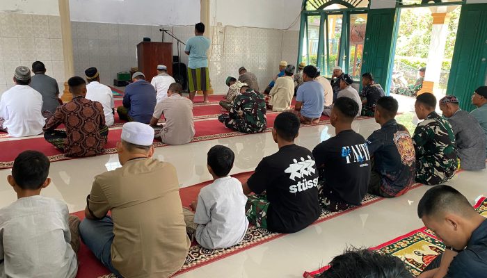 Bersama Warga, Anggota Satgas TMMD ke 127 Kodim 0207/Simalungun, Laksanakan Sholat Jum’at Bersama