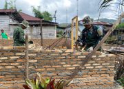 Satgas TMMD Ke-127 Kodim 0207/Simalungun Lanjutkan Pengerjaan RTLH Rumah Warga di Nagori Bahapal