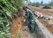 Satgas TMMD Ke-127 Kodim 0207/Simalungun Bersama Warga Laksanakan Pengerjaan Saluran Drainase di Nagori Bahapal