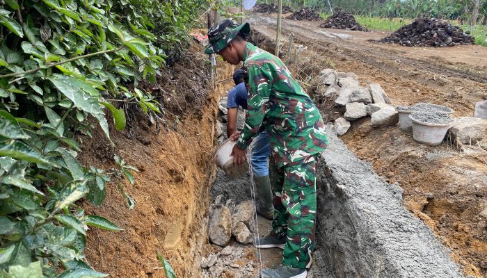 Satgas TMMD Ke-127 Kodim 0207/Simalungun Bersama Warga Laksanakan Pengerjaan Saluran Drainase di Nagori Bahapal