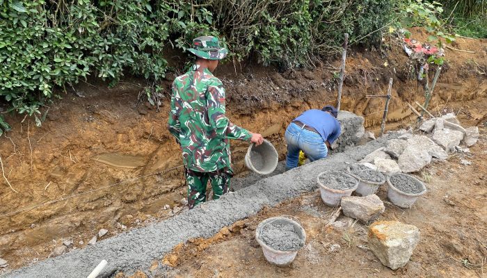 Satgas TMMD ke-127 Kodim 0207/Simalungun dan Warga Bahapal Kebut Pengerjaan Drainase
