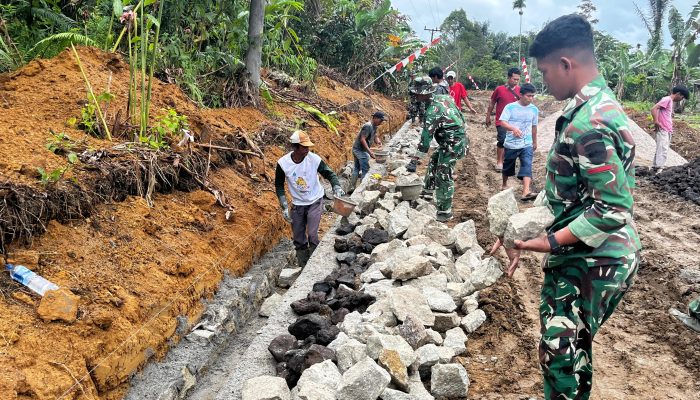 Satgas TMMD ke-127 Kodim 0207/Simalungun dan Warga Kompak Bangun Drainase di Nagori Bahapal