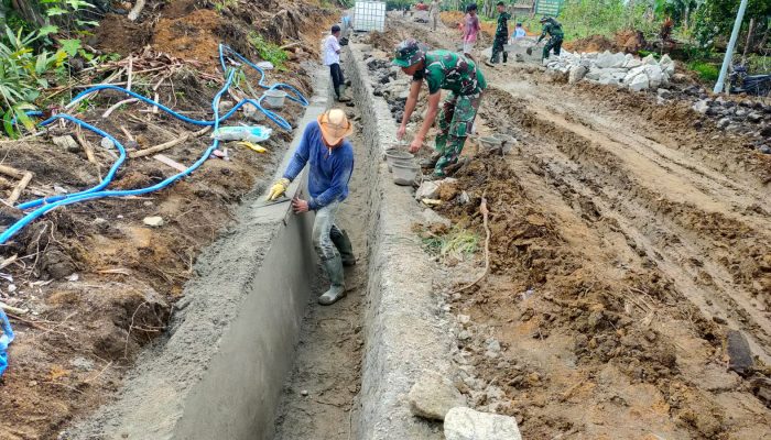 Satgas TMMD ke-127 Kodim 0207/Simalungun Bersama Warga Kebut Pembangunan Drainase di Bahapal