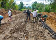 Satgas TMMD ke-127 Kodim 0207/Simalungun Kebutan Pekerjaan Telford dan Perataan Jalan di Nagori Limag