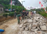 Meski Berpuasa, Personil Satgas TMMD Ke-127 Kodim 0207/Simalungun dan Warga Tetap Semangat Bangun Drainase di Bahapal