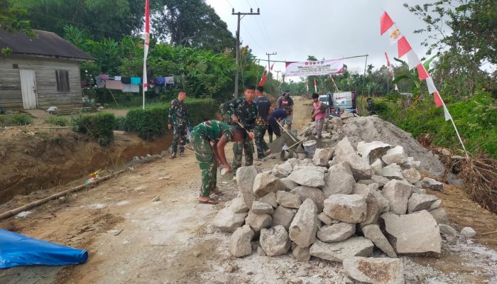 Meski Berpuasa, Personil Satgas TMMD Ke-127 Kodim 0207/Simalungun dan Warga Tetap Semangat Bangun Drainase di Bahapal