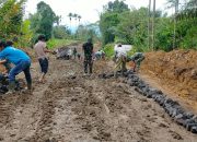 Meski Berpuasa, Satgas TMMD Ke-127 Kodim 0207/Simalungun Tetap Semangat Pasang Telford di Nagori Limag