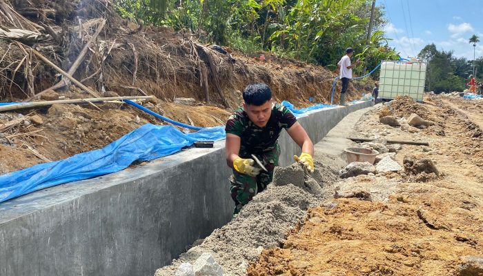 Memasuki Hari Ke-5 Puasa, Satgas TMMD ke-127 Tetap Semangat Bangun Drainase di Bahapal