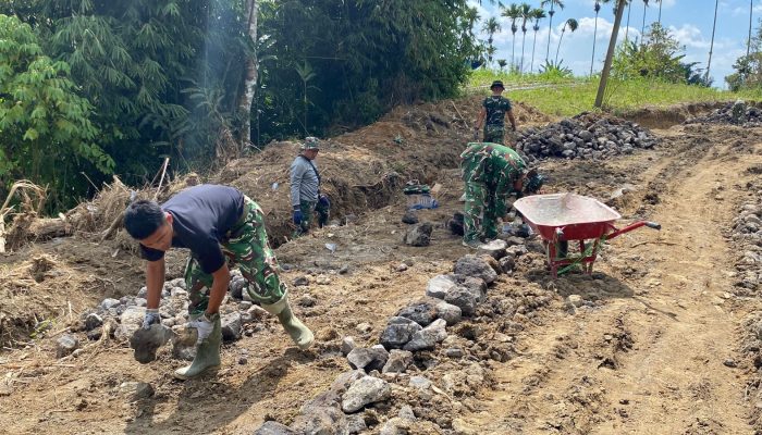 Puasa Tak Jadi Penghalang, Satgas TMMD ke-127 Tetap Semangat Pasang Telford di Bahapal