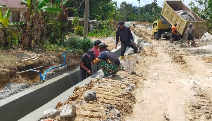 Hari Ke-6 Puasa, Satgas TMMD Ke-127 Tetap Tancap Gas Bangun Drainase di Bahapal
