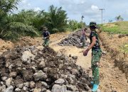 Meski Berpuasa, Satgas TMMD Ke-127 Tetap Semangat Pasang Batu Jalan di Nagori Limag