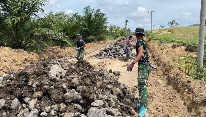 Meski Berpuasa, Satgas TMMD Ke-127 Tetap Semangat Pasang Batu Jalan di Nagori Limag