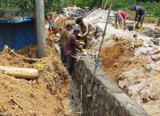 Semangat Tanpa Batas di Bulan Puasa, Satgas TMMD ke-127 Kodim 0207/Simalungun Bangun Dinding Bahu Jalan Cegah Longsor