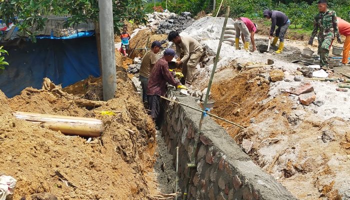 Semangat Tanpa Batas di Bulan Puasa, Satgas TMMD ke-127 Kodim 0207/Simalungun Bangun Dinding Bahu Jalan Cegah Longsor