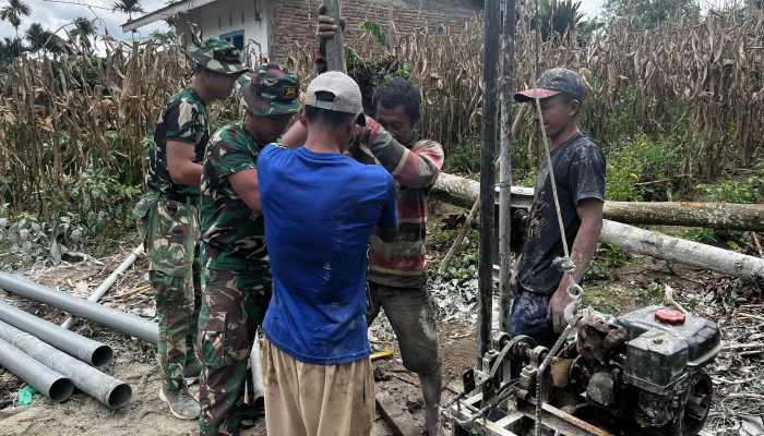 Semangat Tanpa Batas di Bulan Ramadan, Satgas TMMD ke-127 Bersama Warga Bangun Sumur Bor di Nagori Bahapal