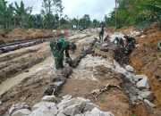 Puasa Tak Surutkan Semangat, Satgas TMMD ke-127 Lanjutkan Penyusunan Batu Jalan di Nagori Limag