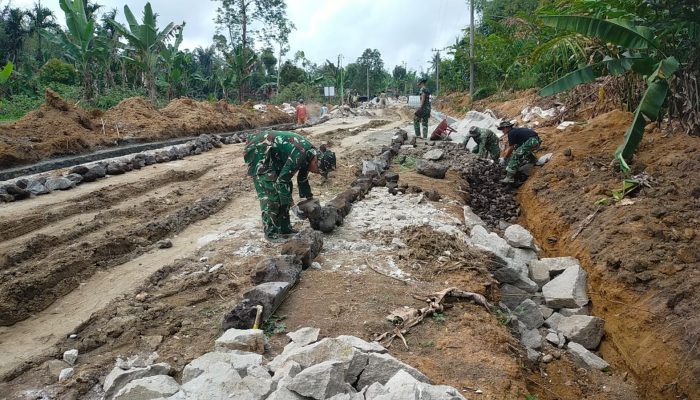 Puasa Tak Surutkan Semangat, Satgas TMMD ke-127 Lanjutkan Penyusunan Batu Jalan di Nagori Limag
