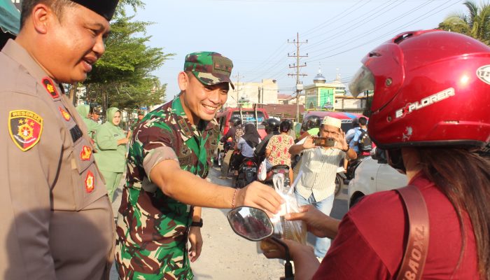 Berbagi Takjil Di Bula Suci Ramadhan, Sinergitas Kodim 0207/SML Bersama Polres Simalungun Untuk Masyarakat