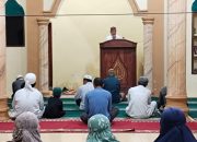 Menjelang Shalat Tarawih Danramil 20/Raya Kahean Berikan Tausiah Kepada Jamaah Mesjid