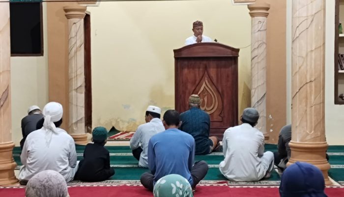 Menjelang Shalat Tarawih Danramil 20/Raya Kahean Berikan Tausiah Kepada Jamaah Mesjid