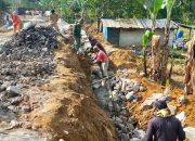 Semangat Tak Surut di Bulan Puasa, Satgas TMMD ke-127 Kodim 0207/Simalungun Lanjutkan Pembangunan Bahu Jalan di Nagori Bahapal