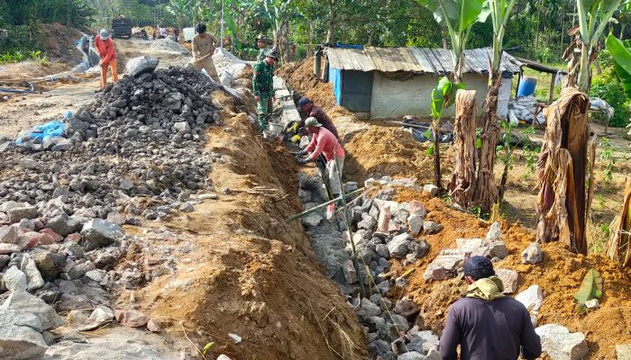 Semangat Tak Surut di Bulan Puasa, Satgas TMMD ke-127 Kodim 0207/Simalungun Lanjutkan Pembangunan Bahu Jalan di Nagori Bahapal