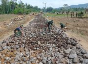 Hari Ke-8 Ramadan, Satgas TMMD ke-127 Kodim 0207/Simalungun Tetap Semangat Susun Batu Jalan di Nagori Limag