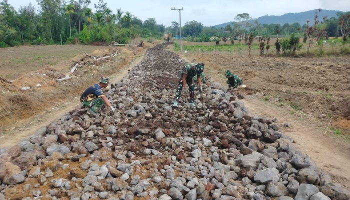Hari Ke-8 Ramadan, Satgas TMMD ke-127 Kodim 0207/Simalungun Tetap Semangat Susun Batu Jalan di Nagori Limag