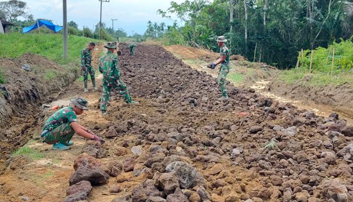 Satgas TMMD Ke-127 Kembali Tancap Gas, Lanjutkan Penyusunan Batu di Nagori Limag