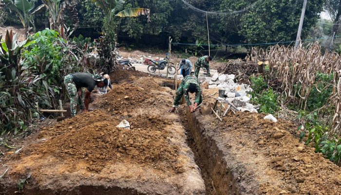 Semangat Pagi di Nagori Limag, Satgas TMMD Ke-127 Lanjutkan Pondasi MCK untuk Warga