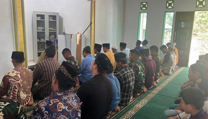 Satgas TMMD Ke-127 Tunaikan Sholat Jumat di Masjid Al Aqso, Pererat Silaturahmi dengan Warga