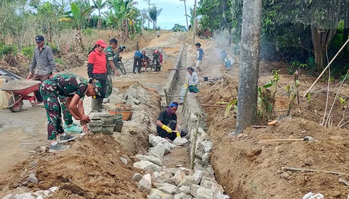 Semangat Tak Surut, Satgas TMMD Ke-127 Lanjutkan Pembuatan Drainase di Nagori Bahapal