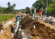 Puasa Tak Halangi Pengabdian, Satgas TMMD Ke-127 Bangun Tembok Penahan Tanah di Bahapal