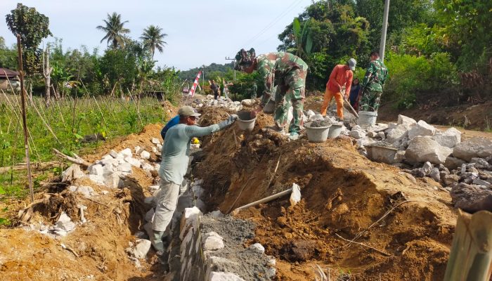 Puasa Tak Halangi Pengabdian, Satgas TMMD Ke-127 Bangun Tembok Penahan Tanah di Bahapal