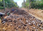 Satgas TMMD Ke-127 Kodim 0207/Simalungun Kembali Lanjutkan Penyusunan Batu Jalan di Nagori Bahapal
