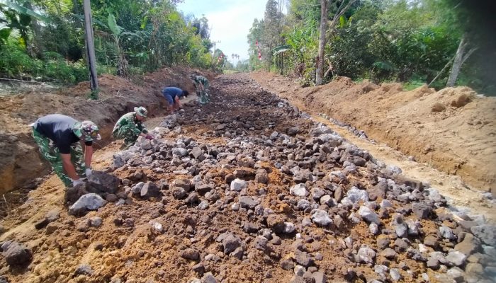 Satgas TMMD Ke-127 Kodim 0207/Simalungun Kembali Lanjutkan Penyusunan Batu Jalan di Nagori Bahapal