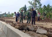 Meski Berpuasa di Bawah Terik Matahari, Satgas TMMD ke-127 Tetap Semangat Bangun Jalan di Bahapal