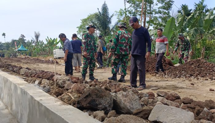 Meski Berpuasa di Bawah Terik Matahari, Satgas TMMD ke-127 Tetap Semangat Bangun Jalan di Bahapal