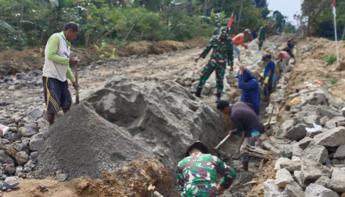 Satgas TMMD ke-127 Kodim 0207/Simalungun Lanjutkan Pembangunan Saluran Drainase di Nagori Bahapal