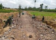 Semangat Tak Surut di Hari ke-13 Puasa, Satgas TMMD ke-127 Genjot Pembangunan Jalan di Nagori Limag