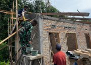 Tahap Plester Dinding dan Rangka Atap, Pembangunan RTLH Milik Bapak Desli Saragih Terus Dikebut Satgas TMMD ke-127