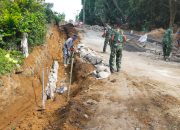 Satgas TMMD ke-127 Lanjutkan Penyusunan Batu Drainase di Nagori Bahapal