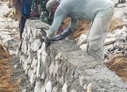 Satgas TMMD ke-127 Perkuat Infrastruktur Desa, Personel Yon TP 901/Suhul Gading Bangun Tembok Penahan Bahu Jalan di Bahapal