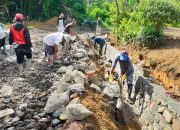 Satgas TMMD ke-127 Lanjutkan Pembangunan Drainase di Nagori Bahapal, Warga Sambut Antusias