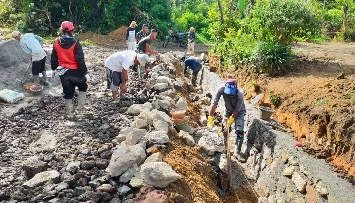 Satgas TMMD ke-127 Lanjutkan Pembangunan Drainase di Nagori Bahapal, Warga Sambut Antusias