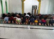 Selain Bangun Desa, Satgas TMMD Juga Perkuat Iman Lewat Sholat Jumat Bersama Warga di Masjid Al-Aqso