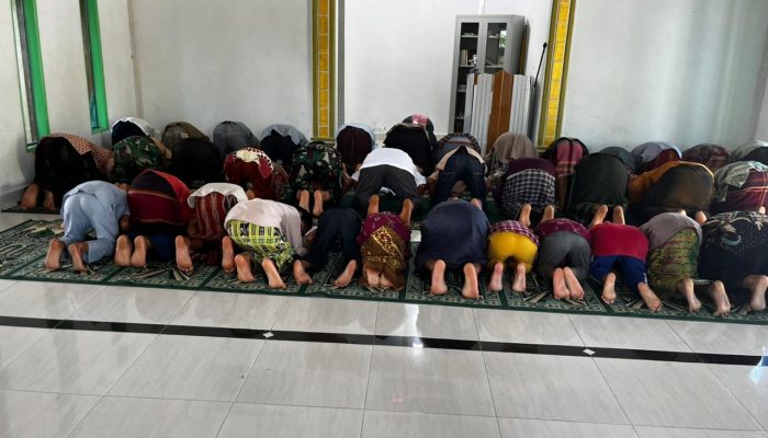 Selain Bangun Desa, Satgas TMMD Juga Perkuat Iman Lewat Sholat Jumat Bersama Warga di Masjid Al-Aqso